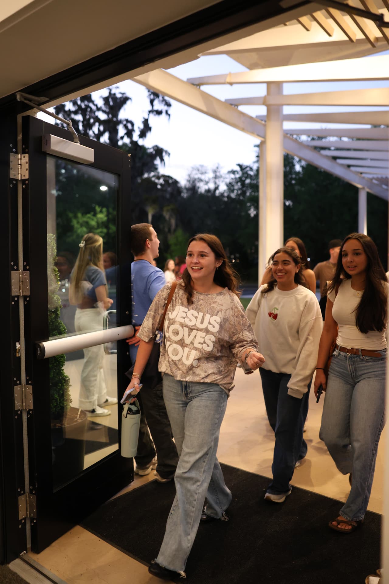College students walking into Salt Church together for Salt Company